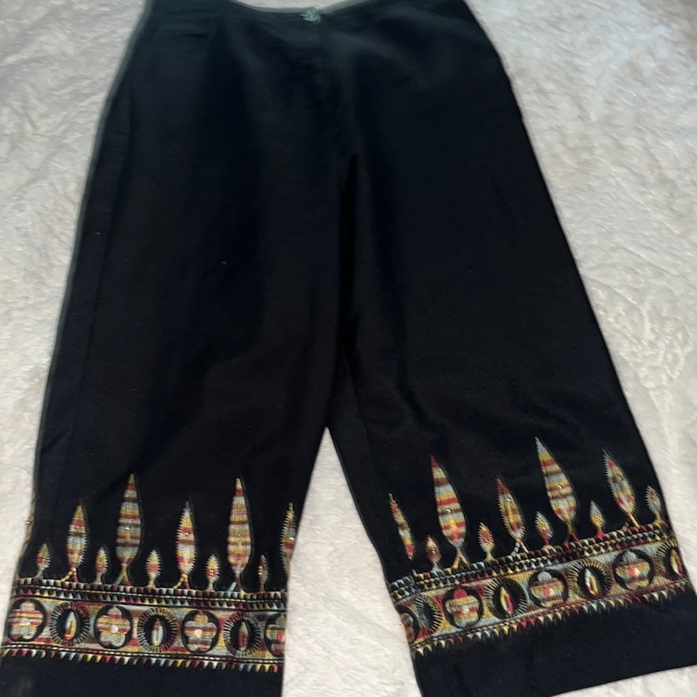 Larry Levine Sport Stretch Womens Pants Size 12 High Rise Capri Embroidery